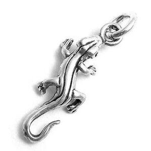 GECKO CHARM IN STERLING SILVER.